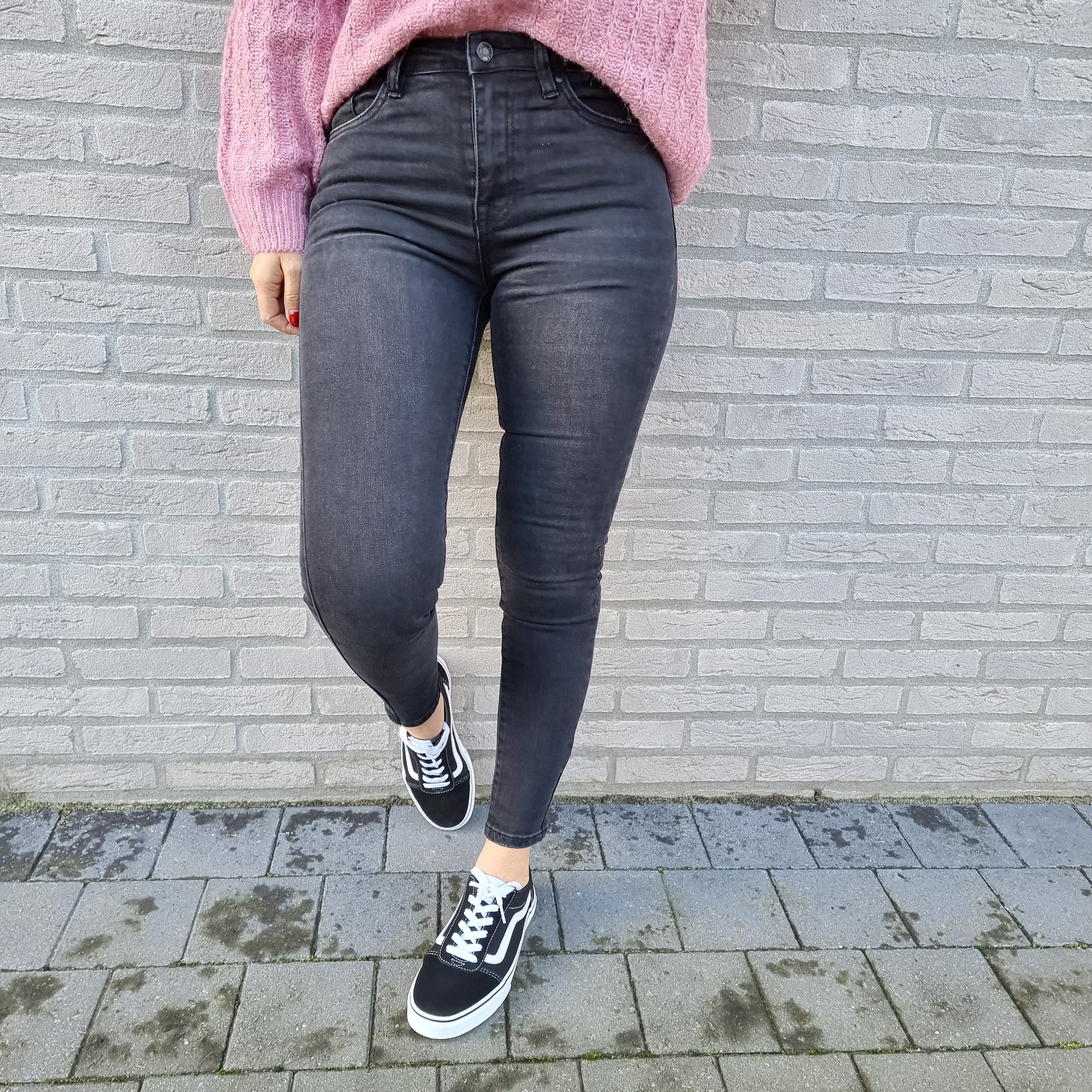 Black skinny jeans - cropped model