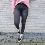 Afbeelding in Gallery-weergave laden, Black skinny jeans - cropped model
