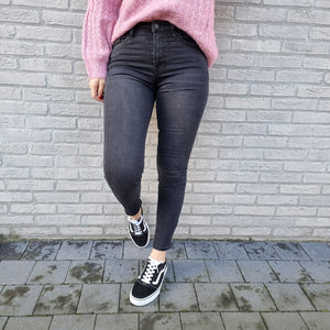 Black skinny jeans - cropped model